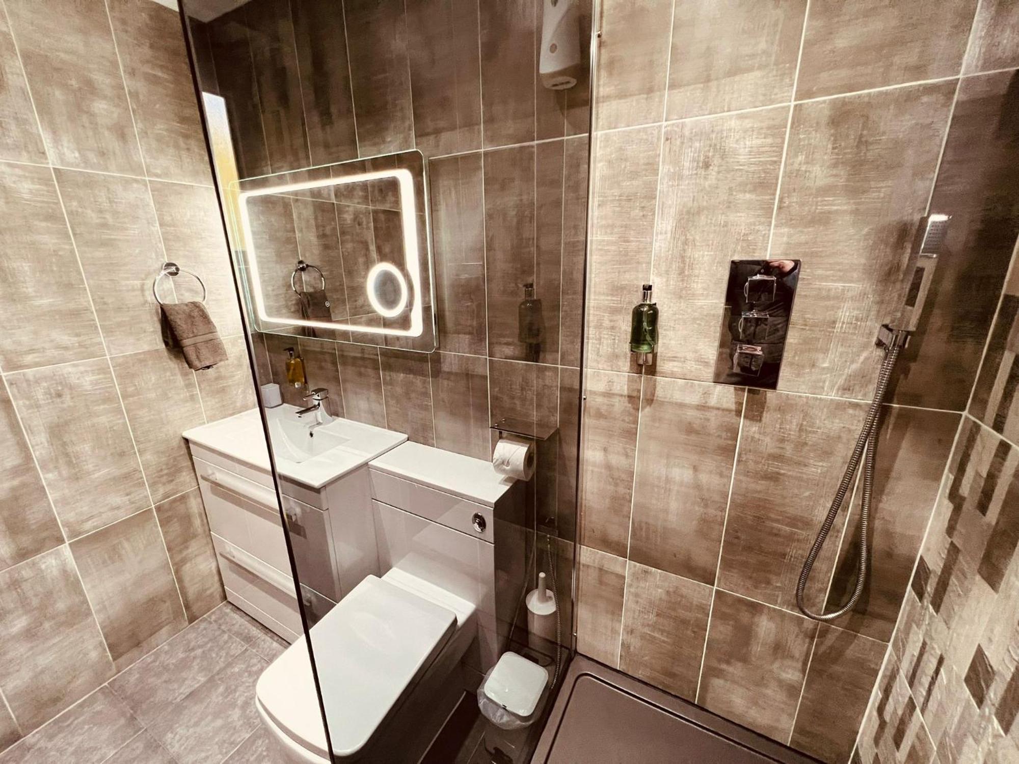Modern Suites -5 Bedroom House- With Free Parking Birmingham City Kültér fotó