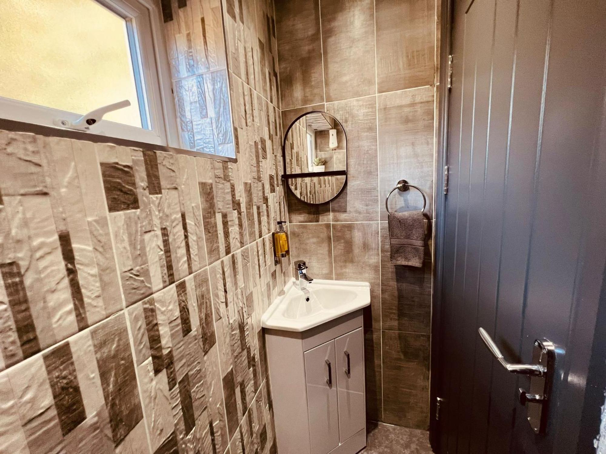 Modern Suites -5 Bedroom House- With Free Parking Birmingham City Kültér fotó