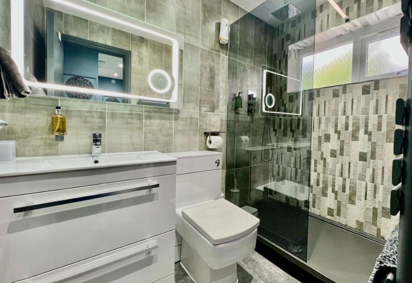 Modern Suites -5 Bedroom House- With Free Parking Birmingham City Kültér fotó
